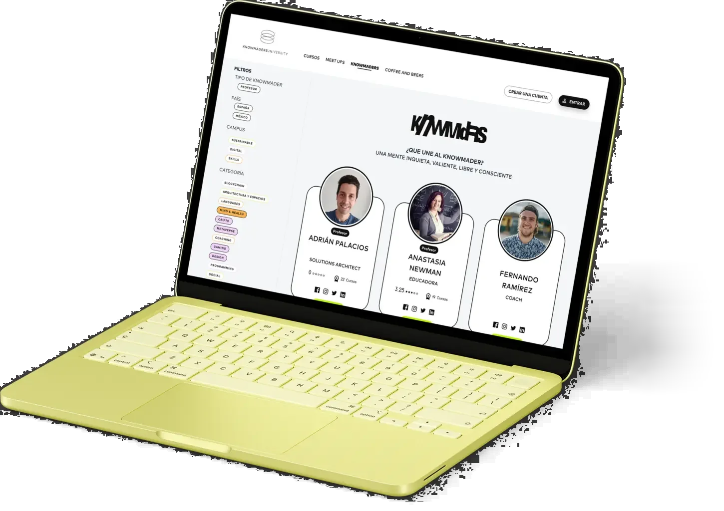 Catálogo de docentes de Knowmaders en un portátil